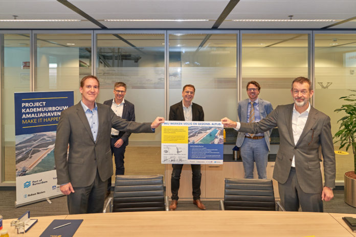Ondertekening kades Amaliahaven (foto Robert Tjalondo) Kade-uitbreiding