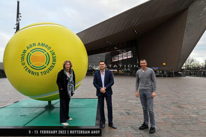 ABN AMRO Tournament vlnr Jolanda Jansen, Richard van der Eijk en Richard Krajicek (Ries van Wendel de Joode) Sponsorovereenkomst