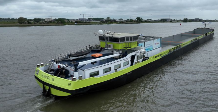 Binnenvaartschip op waterstof in de vaart genomen