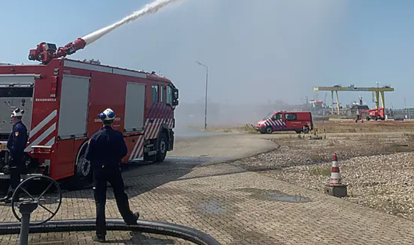 Brandweerkorpsen oefenen bij Shell Moerdijk