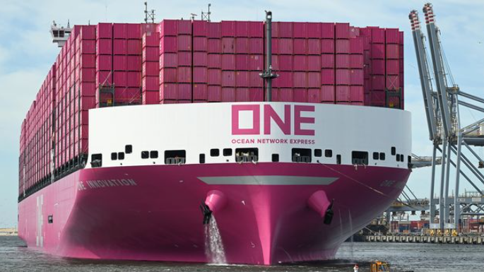 Roze containerreus One Innovation arriveert