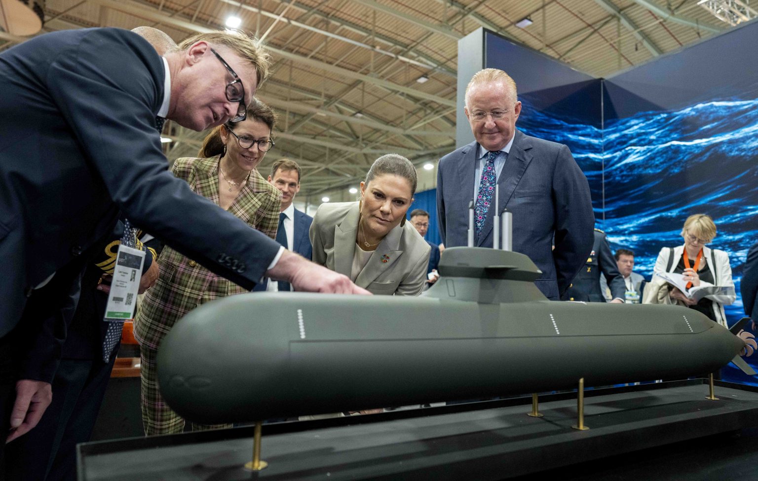 Zweedse prinses doet onderzeebootbeurs aan