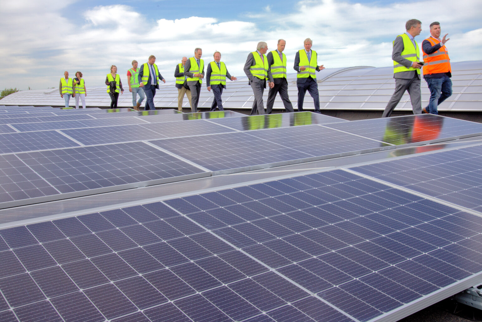 Zonnepanelen op dak buizenproducent