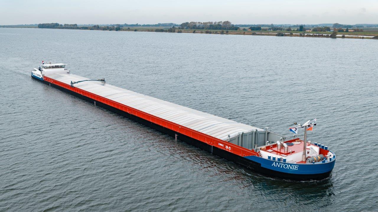 Proefvaart nieuw binnenvaartschip op waterstof