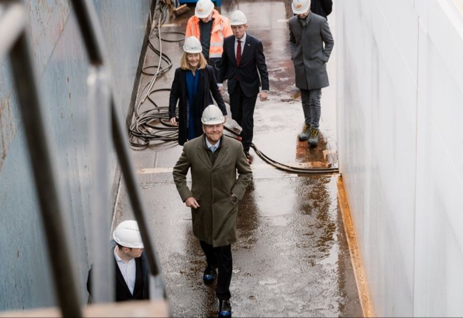 Koning bezoekt scheepswerf