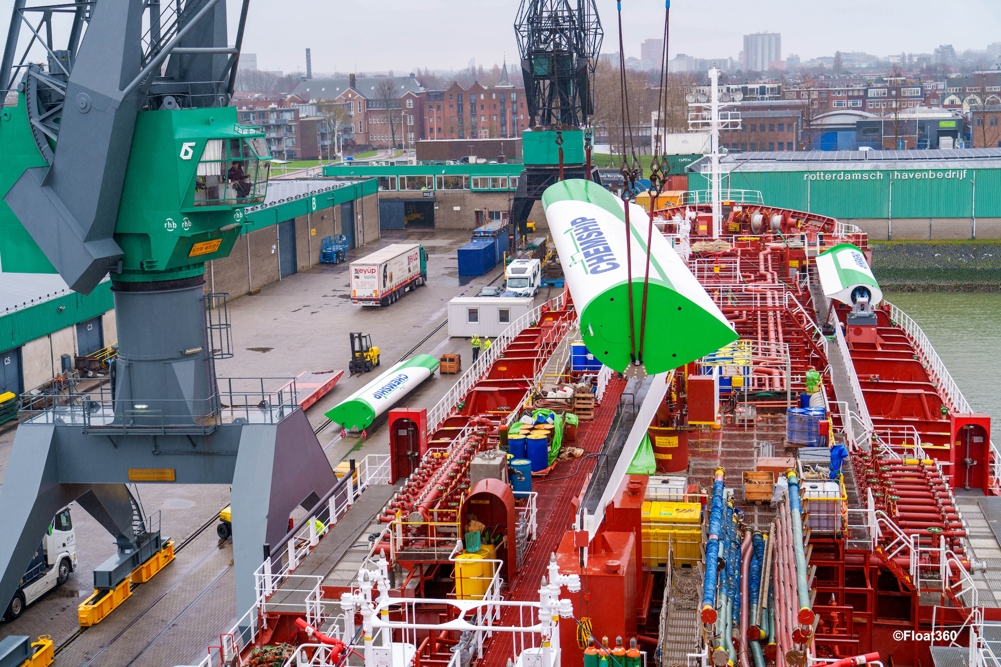 Chemicaliëntanker met windvoortstuwing