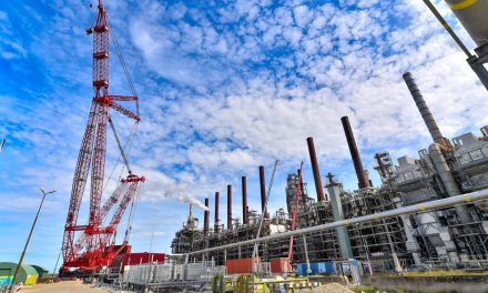 Mammoet-kraan weg bij Shell Moerdijk