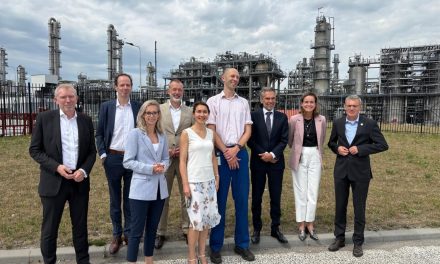 Premier brengt werkbezoek aan haven