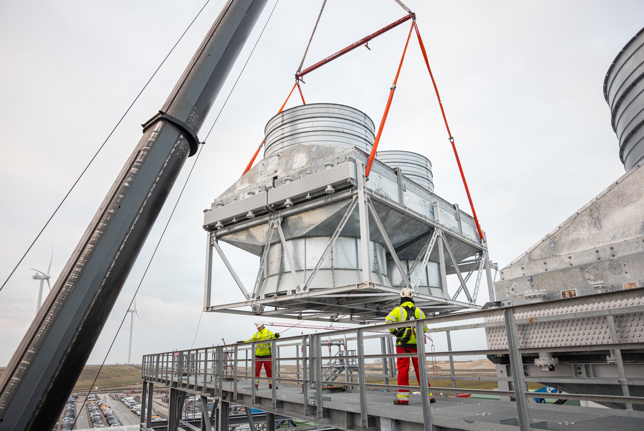 Helpende hand Mammoet bij bouw HH1