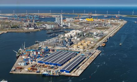 Licht gedaalde overslag in haven