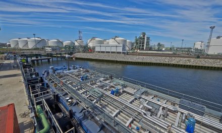 Burgemeester bezoekt raffinaderij Neste