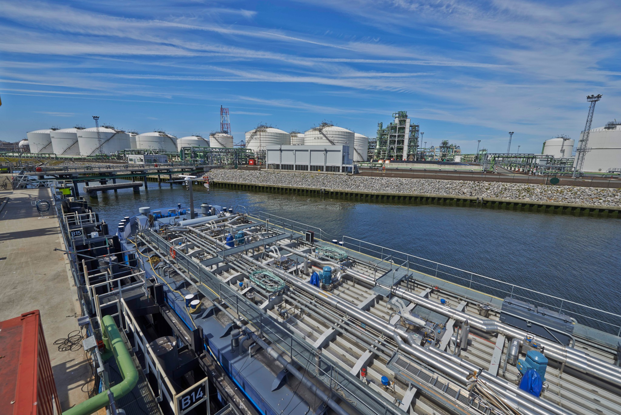 Burgemeester bezoekt raffinaderij Neste