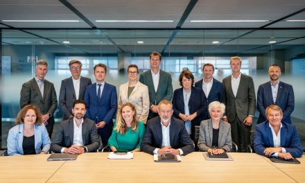 Ceo-top over groen staal