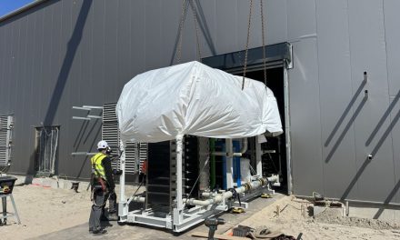 Eerste PEM-electrolyser bij ELYgator aangekomen